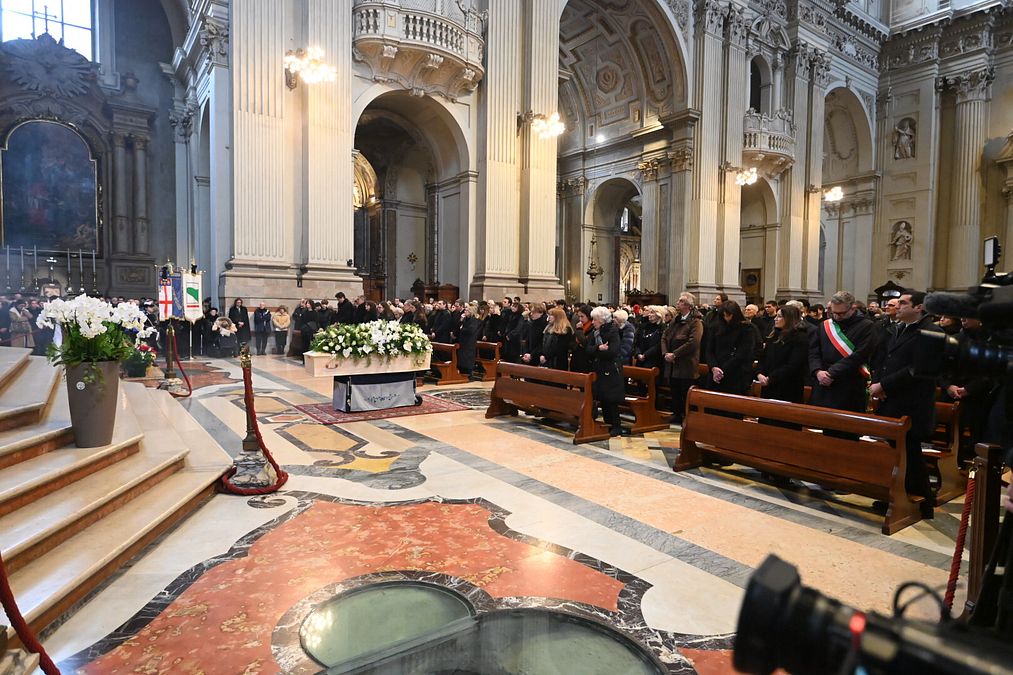© Ansa  | Fiori e tanti giovani ai funerali di Achille Barosi