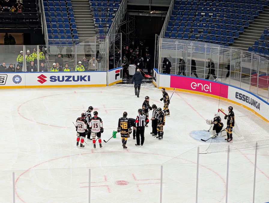 © X (reporterchris) 