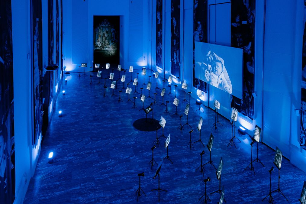 © Ufficio stampa  | “Family Grammar”, la mostra-installazione alla Triennale di Milano per celebrare i 25 anni di Blauer curata da Felice Limosani: un’esperienza immersiva in un percorso blu evocativo
