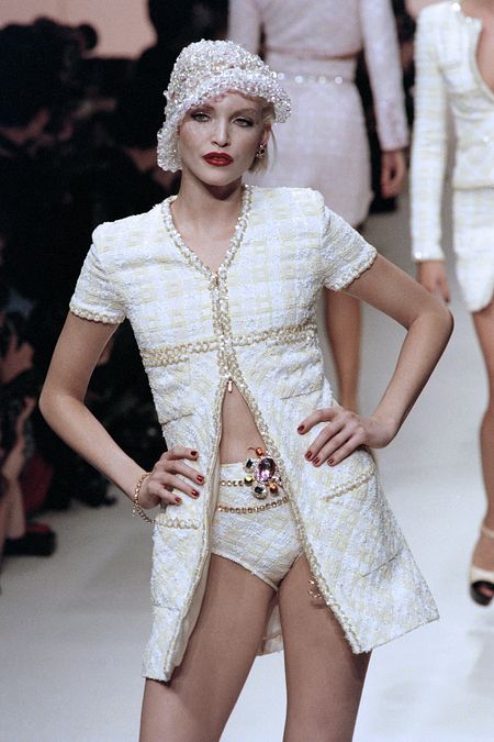 © IPA  | Claudia Schiffer, Eva Herzigova, Naomi Campbell, Carla Bruni e Kate Moss in passerella a Parigi nel 1994 per le collezioni prêt-à-porter di Chanel