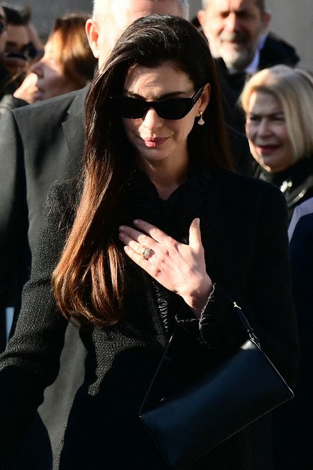 © Afp  | Addio Valentino, i funerali a Roma: Anne Hathaway con il marito Adam Shulman