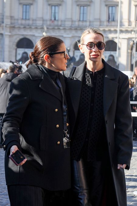 © Afp  | Addio Valentino, i funerali a Roma: Anne Hathaway con il marito Adam Shulman