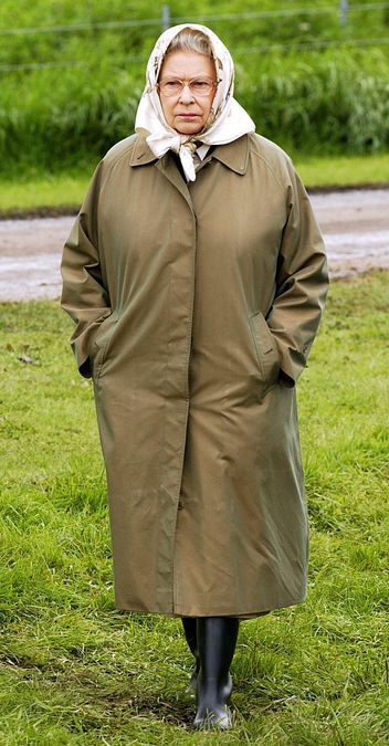 © IPA  | Lo stile british della regina Elisabetta in occasione dell'incontro in Canada con gli indiani Mi'kmaq