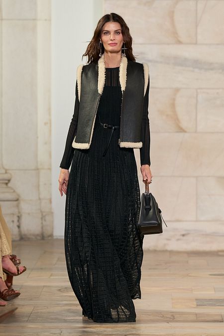 © IPA  | Lo stile british della regina Elisabetta in occasione dell'incontro in Canada con gli indiani Mi'kmaq