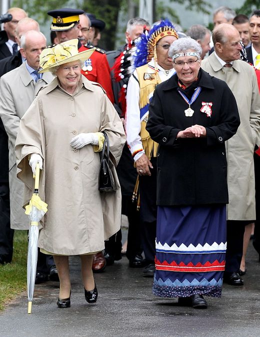 © IPA  | Lo stile british della regina Elisabetta in occasione dell'incontro in Canada con gli indiani Mi'kmaq