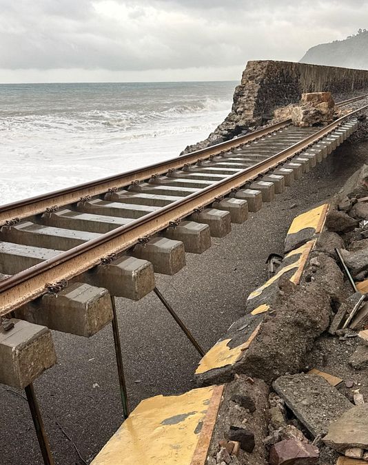 © Ansa  | Il maltempo ha danneggiato la rete ferroviaria sulla costa Ionica della Sicilia, nella zona di Scaletta Zanclea, nel Messinese