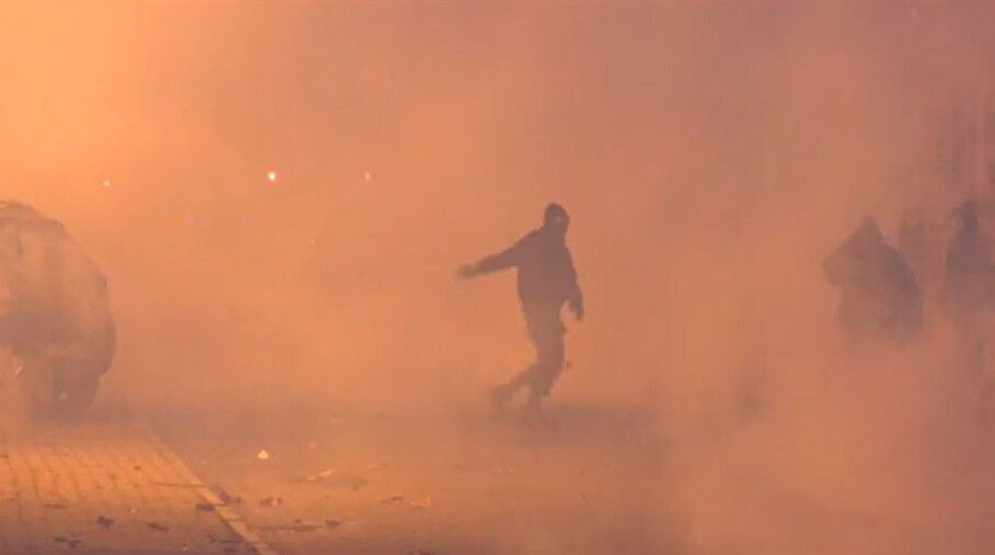 © Da video  | Gli anarchici e gli autonomi hanno lanciato pietre, bombe carta e hanno acceso anche fuochi pirotecnici 