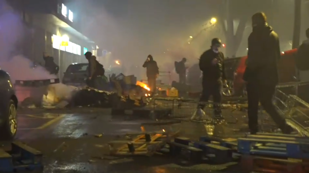 © Da video  | Gli anarchici e gli autonomi hanno lanciato pietre, bombe carta e hanno acceso anche fuochi pirotecnici 