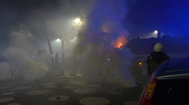 © Da video  | Gli anarchici e gli autonomi hanno lanciato pietre, bombe carta e hanno acceso anche fuochi pirotecnici 