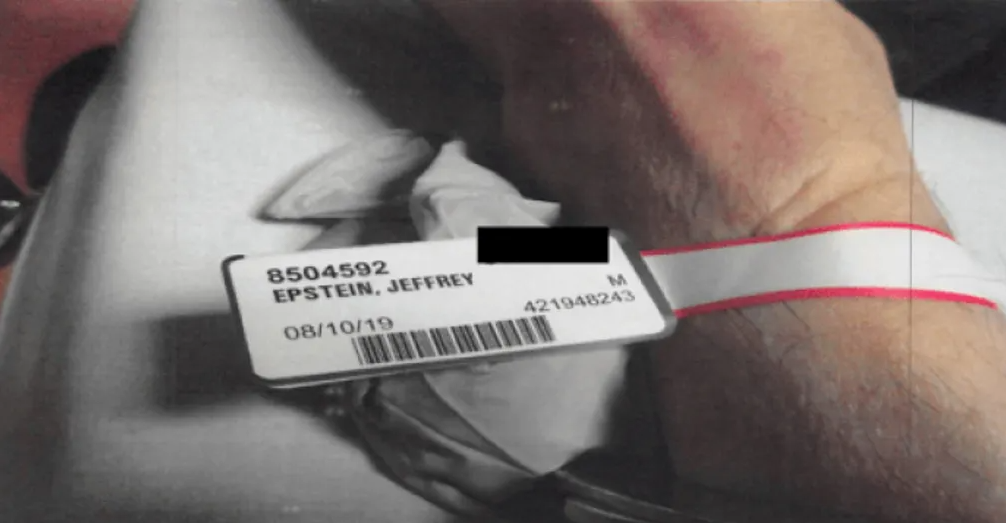 © Dal Web  | Jeffrey Epstein sul lettino del carcere durante le operazioni di rianimazione