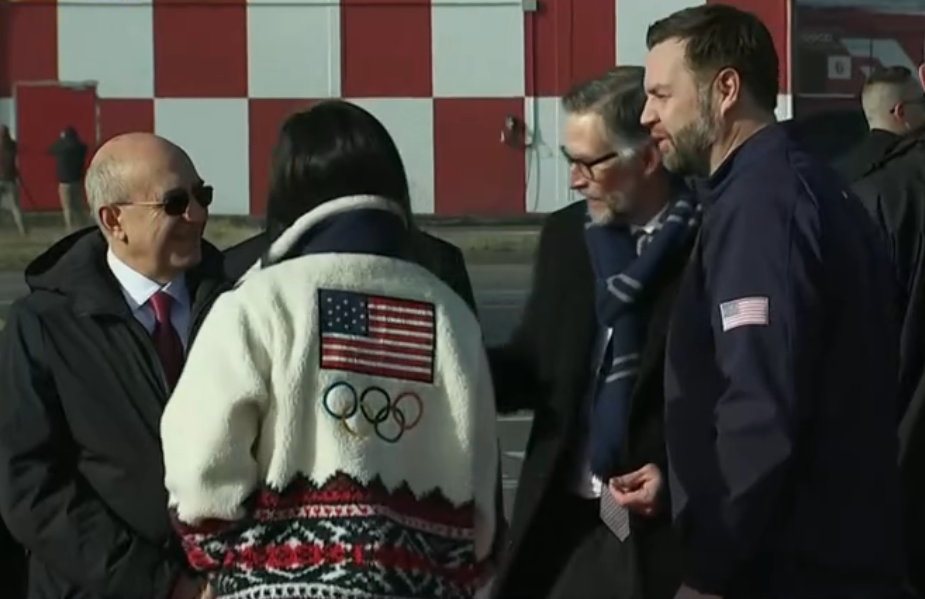 © Da video  | La coppia americana sulla pista di atterraggio di Malpensa