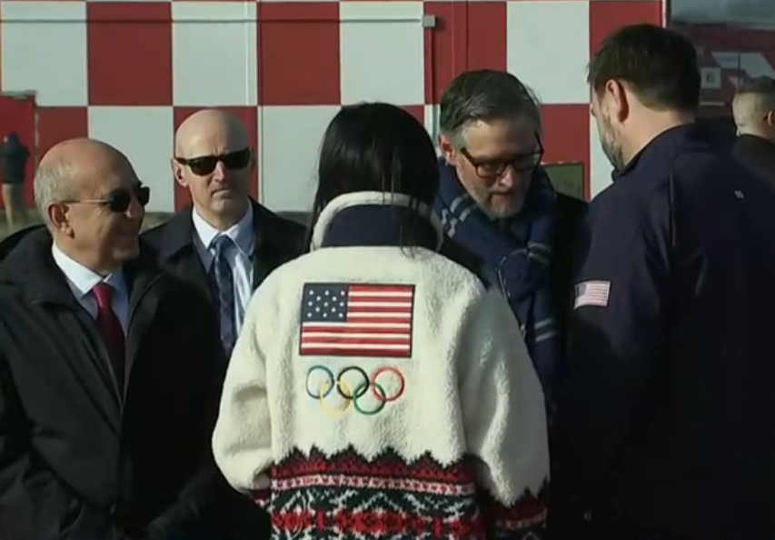 © Da video  | La coppia americana sulla pista di atterraggio di Malpensa