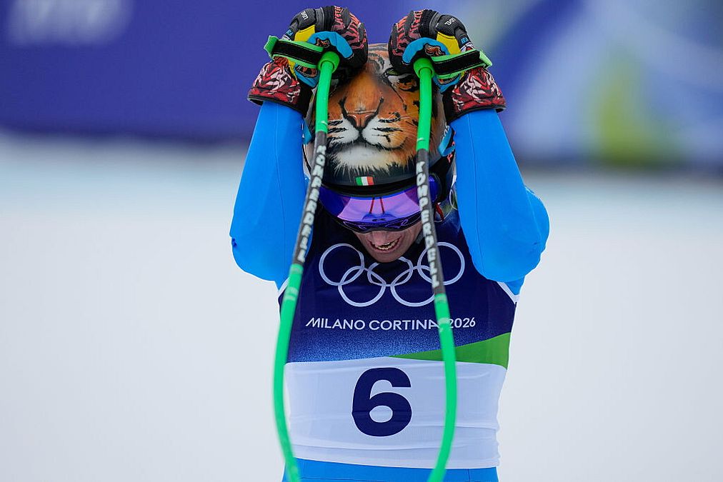© sportmediaset  | Caschi da tigre, giacconi presidenziali, pietre rarissime dalla Scozia e non solo...ecco quanto costa l'attrezzattura dei campioni a Milano-Cortina 2026