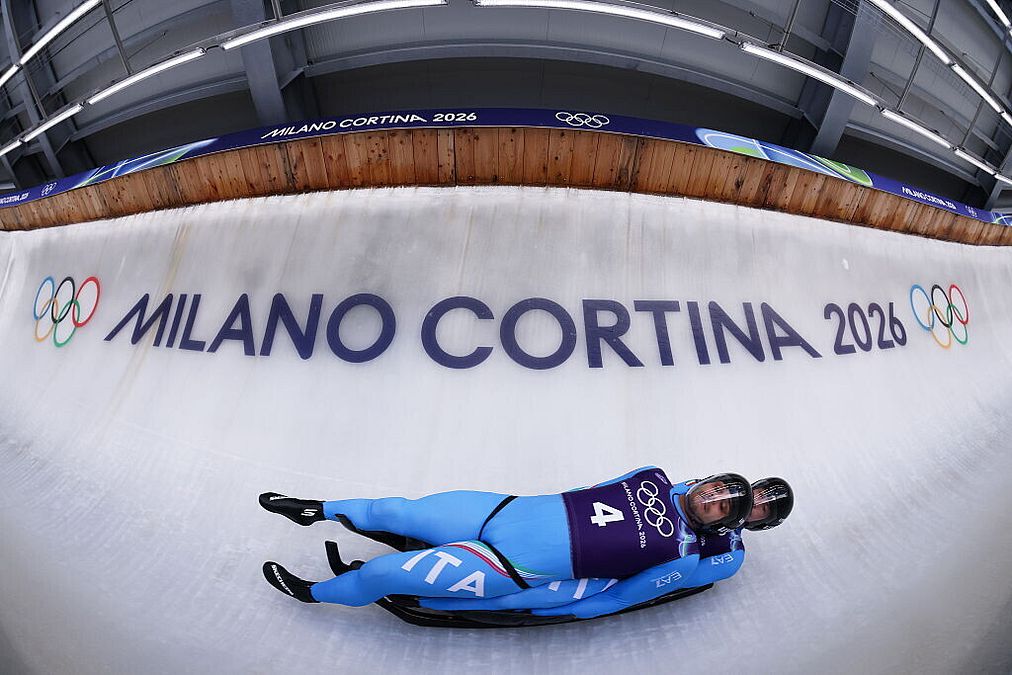 © sportmediaset  | Caschi da tigre, giacconi presidenziali, pietre rarissime dalla Scozia e non solo...ecco quanto costa l'attrezzattura dei campioni a Milano-Cortina 2026