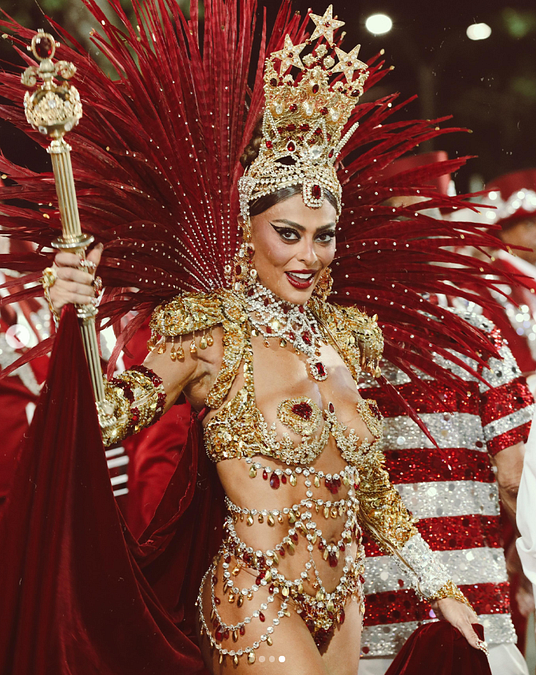 © Instagram  | Per le sfilate ufficiali del Carnevale di Rio de Janeiro, Dolce&Gabbana ha creato un costume speciale per Juliana Paes, regina della sezione tamburi della scuola di samba Unidos do Viradouro (Instagram Dolce&Gabbana)