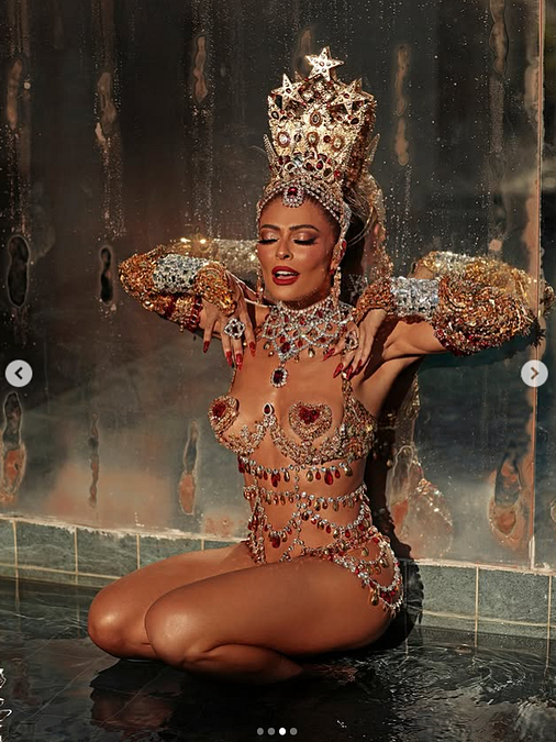 © Instagram  | Per le sfilate ufficiali del Carnevale di Rio de Janeiro, Dolce&Gabbana ha creato un costume speciale per Juliana Paes, regina della sezione tamburi della scuola di samba Unidos do Viradouro (Instagram Dolce&Gabbana)