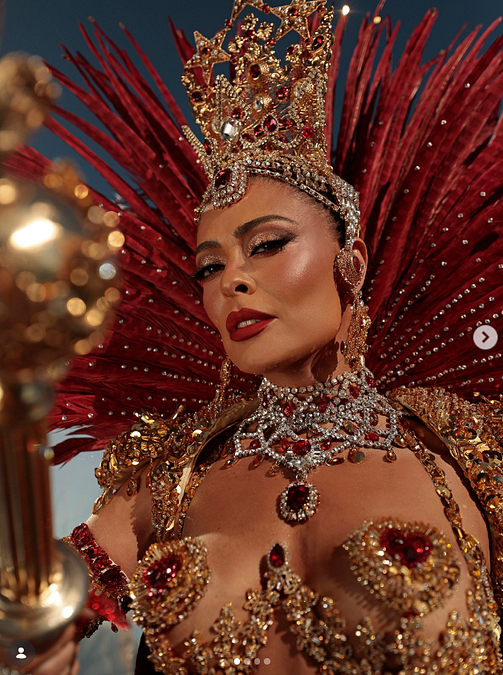 © Instagram  | Per le sfilate ufficiali del Carnevale di Rio de Janeiro, Dolce&Gabbana ha creato un costume speciale per Juliana Paes, regina della sezione tamburi della scuola di samba Unidos do Viradouro (Instagram Dolce&Gabbana)