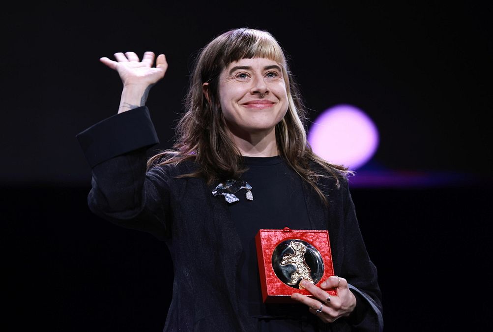 © Ansa  |  Ilker Catak con l'Orso d'Oro