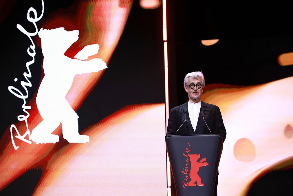 © Ansa  |  Ilker Catak con l'Orso d'Oro