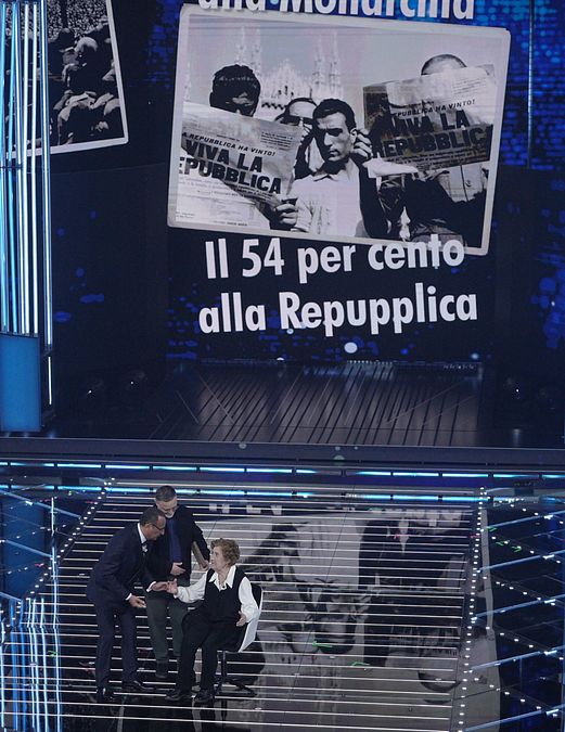 © Ansa  | Protagonista della prima serata è Gianna Pratesi, la centenaria è stata tra le prime donne a votare in Italia il 2 giugno del 1946. Il suo “Abbasso i fascisti” gridato sul palco è diventato subito meme.