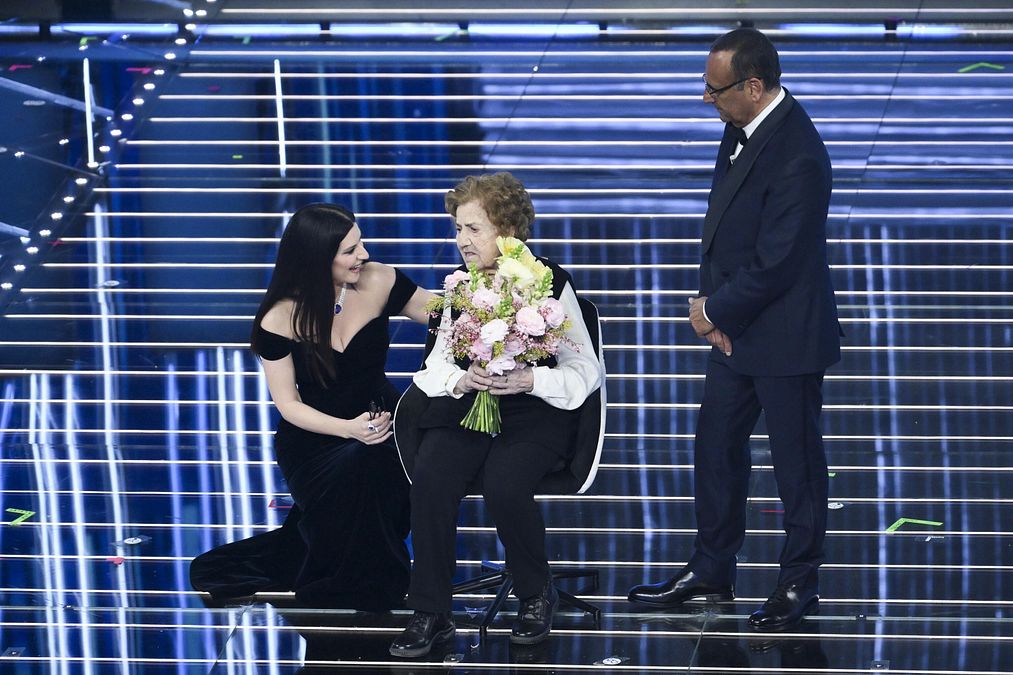 © Ansa  | Protagonista della prima serata è Gianna Pratesi, la centenaria è stata tra le prime donne a votare in Italia il 2 giugno del 1946. Il suo “Abbasso i fascisti” gridato sul palco è diventato subito meme.