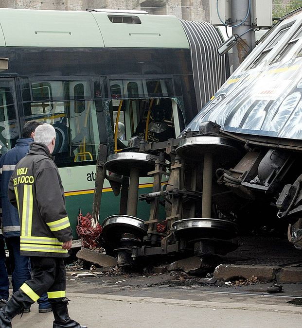 © Ansa  | Tram deragliato e precipitato a Roma