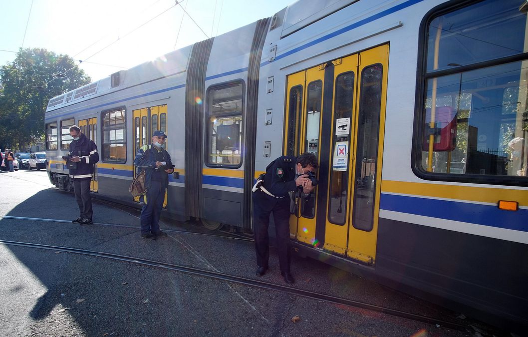 © Ansa  | Tram deragliato e precipitato a Roma