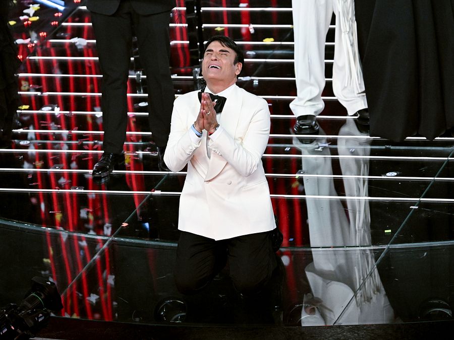 © Ansa  | Protagonista della prima serata è Gianna Pratesi, la centenaria è stata tra le prime donne a votare in Italia il 2 giugno del 1946. Il suo “Abbasso i fascisti” gridato sul palco è diventato subito meme.