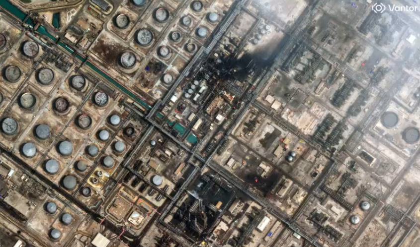 © Vantor  |  La raffineria di petrolio di Ras Tanura, in Arabia Saudita, colpita da droni iraniani