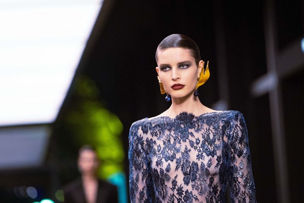 © IPA  | Saint Laurent collezione donna autunno inverno 2026-2027: uno degli smoking in passerella e la super top Bella Hadid