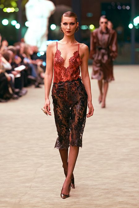 © IPA  | Saint Laurent collezione donna autunno inverno 2026-2027: uno degli smoking in passerella e la super top Bella Hadid