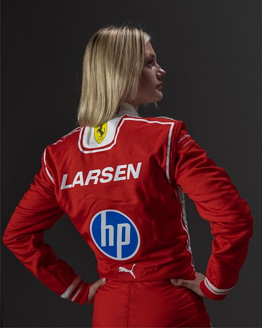 © Ufficio Stampa  |  Alba Larsen - Pilota Ferrari