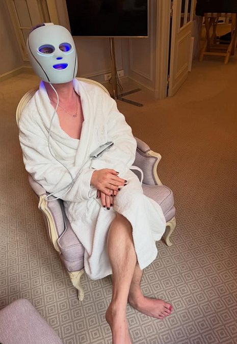 © Instagram  | Macaulay Culkin, gli scatti su Instagram delle sue giornate parigine ospite delle sfilate della Paris Fashion Week. Qui con Emily Ratajkovski