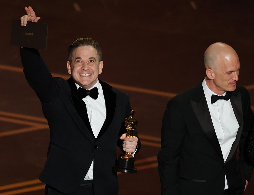 © Ansa  | La vincitrice del premio come migliore attrice, Jessie Buckley, e il vincitore del premio come miglior attore, Michael B. Jordan, posano con i loro premi