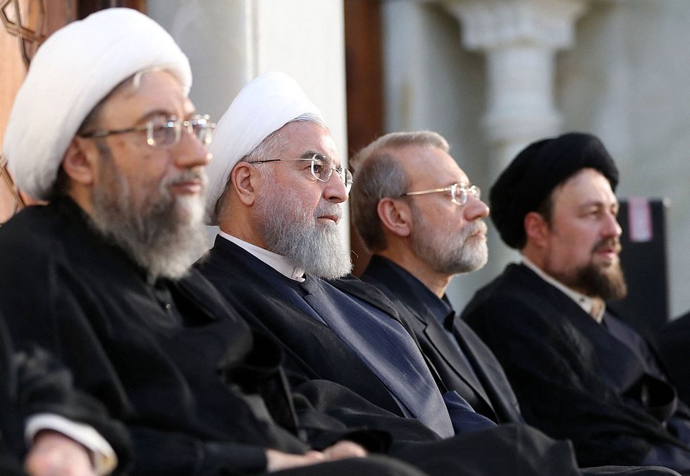 © Afp  | Il presidente della magistratura iraniana Sadegh Larijani, a sinistra, con l'allora presidente iraniano Hassan Rouhani, il presidente del Parlamento Ali Larijani e Hassan Khomeini, nipote di Ruhollah Khomeini, durante una cerimonia nel 2018