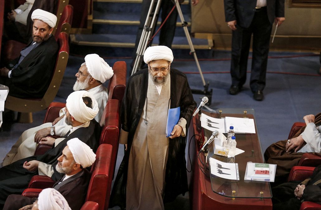© Afp  | Il presidente della magistratura iraniana Sadegh Larijani, a sinistra, con l'allora presidente iraniano Hassan Rouhani, il presidente del Parlamento Ali Larijani e Hassan Khomeini, nipote di Ruhollah Khomeini, durante una cerimonia nel 2018