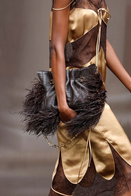 © Catwalk Pictures  | Borse con frange primavera 2026, le ispirazioni dalle sfilate: Balmain