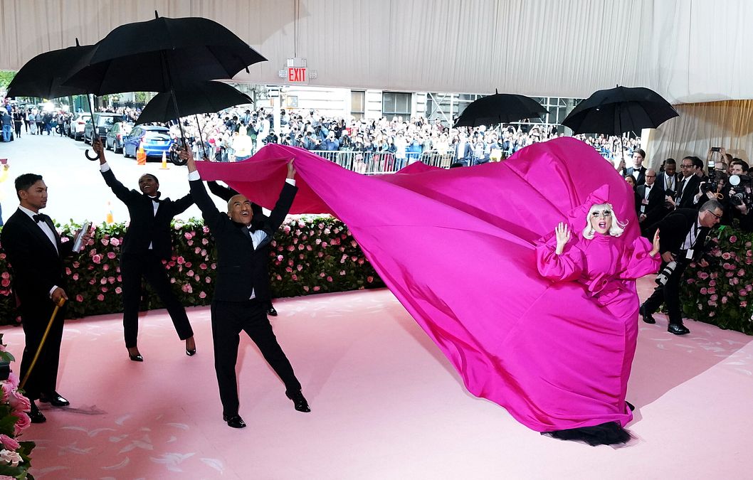 © IPA  | Lady Gaga, la passione per la moda nei suoi look più iconici: al Met Gala 2019