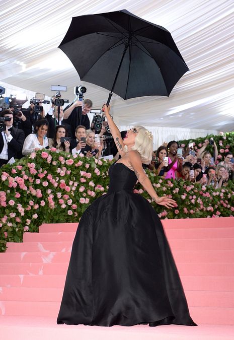 © IPA  | Lady Gaga, la passione per la moda nei suoi look più iconici: al Met Gala 2019