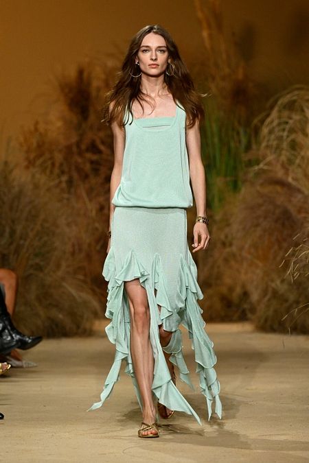 © Catwalk Pictures  | Il verde "dentifricio" colore di tendenza: quattro look dalle sfilate di moda per questa primavera 2026