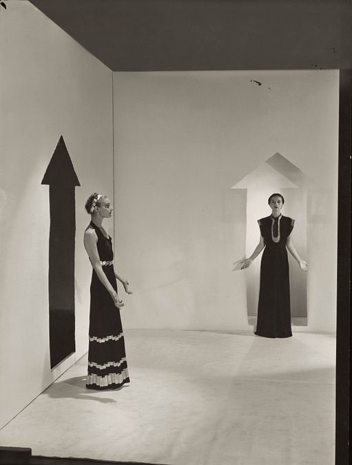 © Ufficio stampa  | “Schiaparelli: Fashion Becomes Art": la mostra al Victoria and Albert Museum di Londra (credit: V&A Press Office) - L'abito aragosta di Elsa Schiaparelli, disegnato in collaborazione con Salvador Dalí. Parigi , estate 1937 © 2025 Salvador Dalí, Fundació Gala-Salvador Dalí, DACS. Photo_ Philadelphia Museum of Art_ Gift