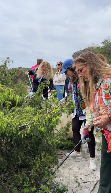 © Facebook  | Romina Power aiuta a pulire le aree costiere di Melendugno