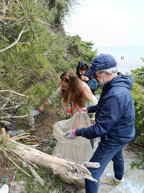 © Facebook  | Romina Power aiuta a pulire le aree costiere di Melendugno