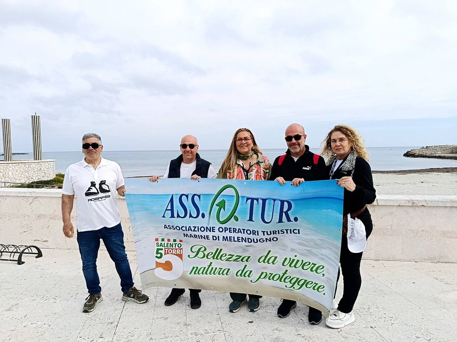 © Facebook  | Romina Power aiuta a pulire le aree costiere di Melendugno