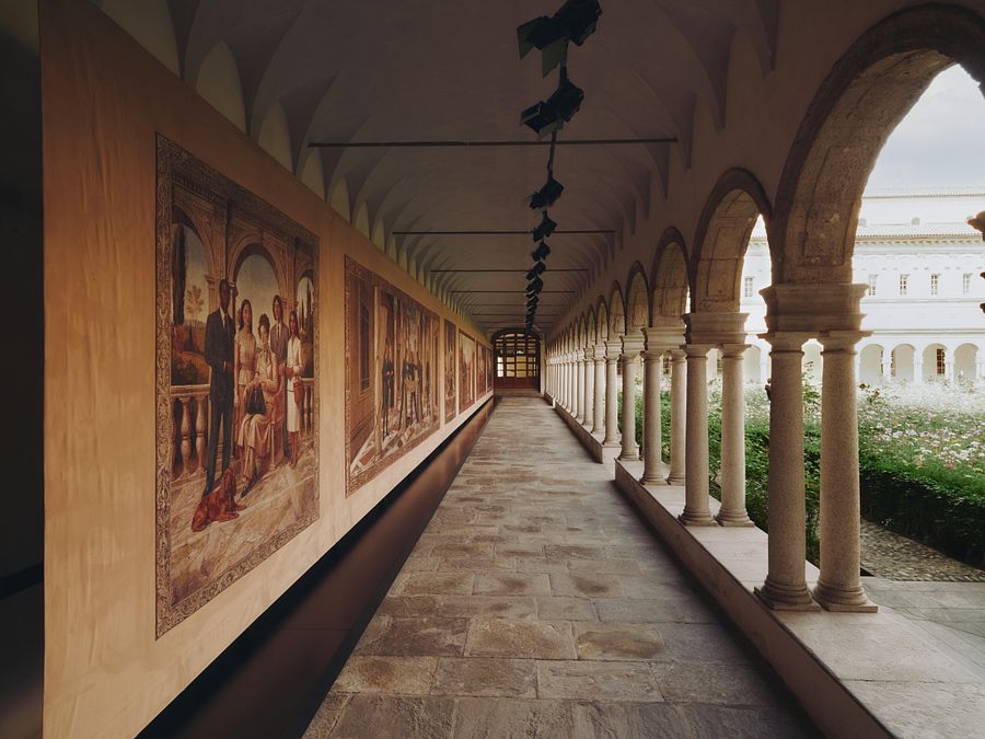 © Ufficio stampa  | "Gucci Memoria": ai chiostri di San Simpliciano una mostra curata dal direttore creativo Demna. Le installazioni ripercorrono i 105 anni di storia della maison fiorentina 