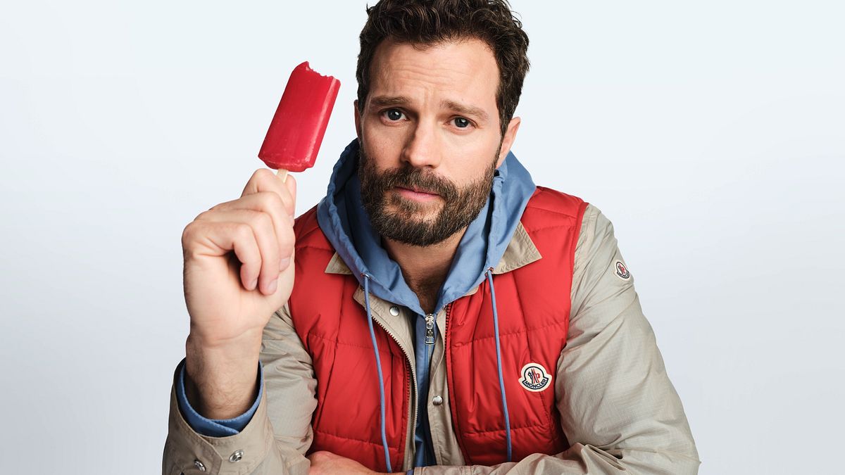 © Ufficio stampa  | “Puffy Summer”: Jamie Dornan per la nuova collezione estiva 2026 di Moncler, leggera e “layered”