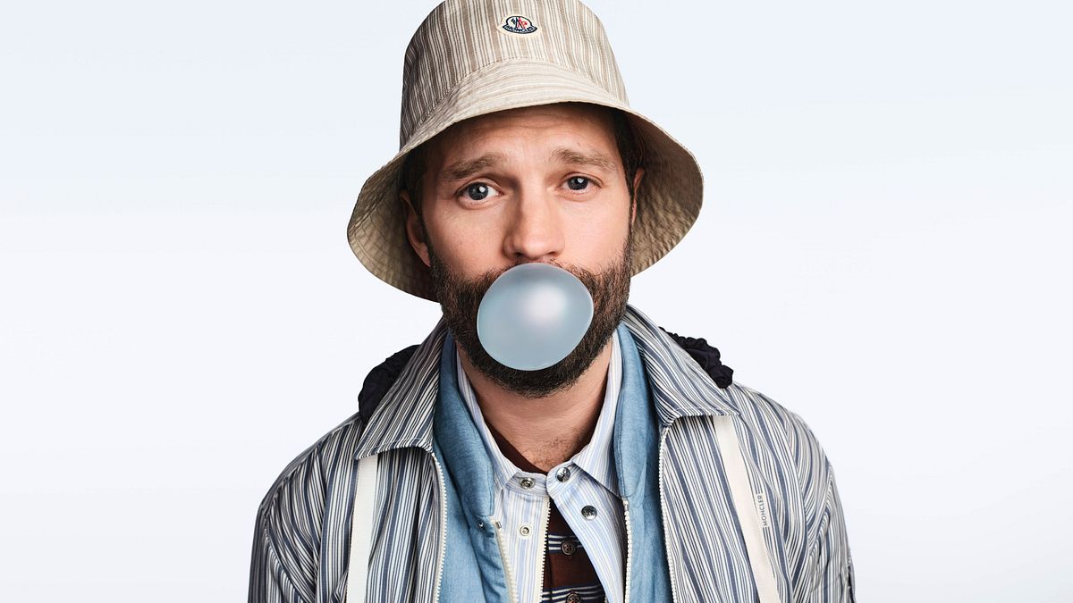 © Ufficio stampa  | “Puffy Summer”: Jamie Dornan per la nuova collezione estiva 2026 di Moncler, leggera e “layered”
