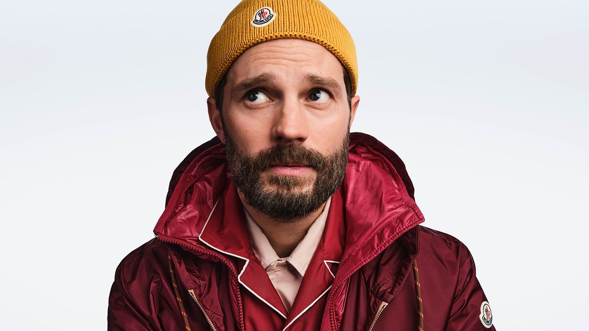 © Ufficio stampa  | “Puffy Summer”: Jamie Dornan per la nuova collezione estiva 2026 di Moncler, leggera e “layered”