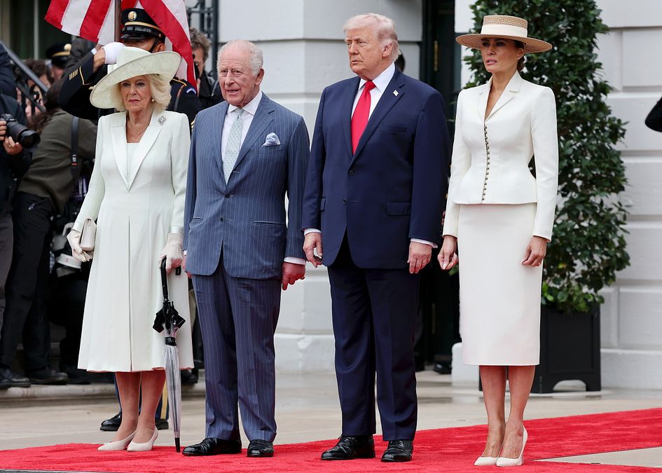 © IPA  | I look “total white” della First lady Usa Melania Trump e della regina Camilla alla Casa Bianca (nella foto, con i rispettivi mariti, il presidente Usa Donald Trump e re Carlo III)