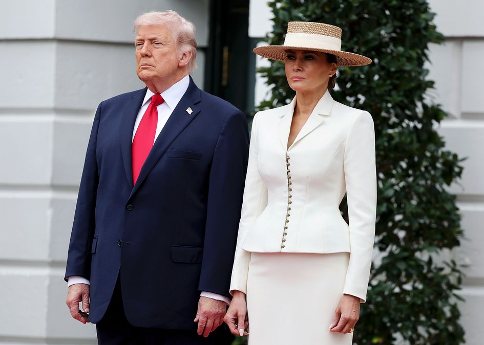 © IPA  | I look “total white” della First lady Usa Melania Trump e della regina Camilla alla Casa Bianca (nella foto, con i rispettivi mariti, il presidente Usa Donald Trump e re Carlo III)